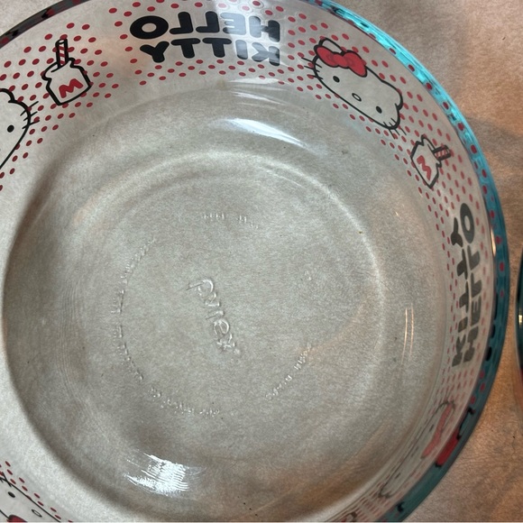 Hello Kitty Pyrex bowl for storage- perfect condition - Picture 11 of 13